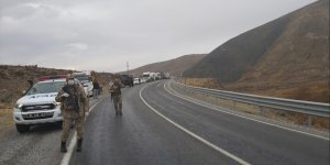 Tendürek geçidinde devrilen tır yandı