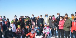 Yüksekova'da 'Kayaklı Koşu İl Birinciliği Yarışması' düzenledi