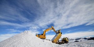Sarıkamış'ta kardan şehit heykelleri yapımı için kamyonlarla kar toplanıyor