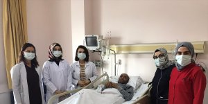 Erzurum'da 155 günlük yoğun bakımın ardından Kovid-19'u yenen kişi alkışlarla servis odasına alındı