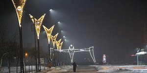 Karlova Belediyesi ilçedeki kaldırım ve caddeleri ışıklarla renklendirdi