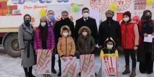 Çocuklar için hazırlanan "Hediye Karavanı" Ağrı'da