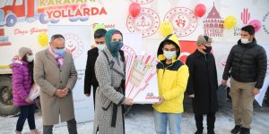 Pandemi nedeniyle evlerinden çıkamayan çocuklara hediyeler götüren “Hediye Karavanı” Ağrı’da