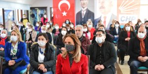 CHP'li Nazlıaka, Tunceli'de partisine katılan kadınlara rozet taktı