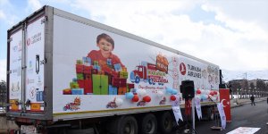 Doğu ve Güneydoğu'daki çocuklar için hazırlanan "Hediye Karavanı" Muş'ta