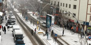 Ağrı'da kar yağışıyla kent beyaza büründü