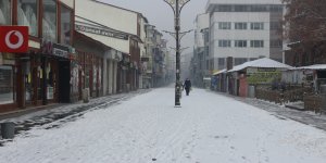 Ağrı’da etkili olan kar yağışı kenti beyaza bürüdü
