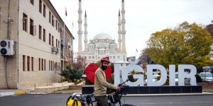 Bisikletle gezdiği şehirlerin sosyal medyadan tanıtımını yapıyor
