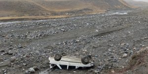Ağrı'da şarampole devrilen otomobildeki 2 kişi yaralandı