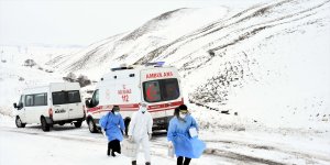 Muş'ta sağlık ekipleri karlı yolları yayan aşarak CoronaVac aşısı yapıyor