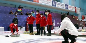 Donan çayda fırçayla curling oynayan çocuklar, hayallerini gerçek pistte gerçekleştirdi