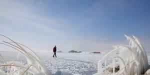 Bitlis'teki Nazik Gölü'nün yüzeyi buz tuttu
