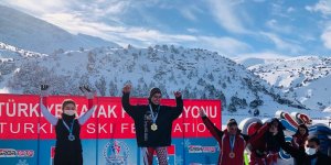 Ağrılı kayakçı Berfin Balkis, U-18 Alp Disiplini’nde Türkiye şampiyonu oldu