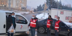 Kızılay'dan kısıtlamada görev yapan ekiplere ve esnafa çorba ikramı