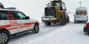 Diyadin'de kar nedeniyle mahsur kalan 2 hastanın imdadına ekipler yetişti