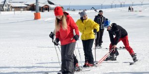 Kayak tutkunları Cıbıltepe Kayak Merkezi'ne akın etti