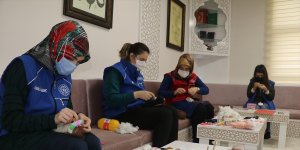 Erzincanlı kadınlar el işi oyuncaklarla İdlibli çocukların yüzlerini güldürecek