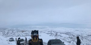 Elazığ'da karda mahsur kalan 15 kişi kurtarıldı