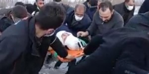 Ağrı'da şarampole yuvarlanan araçta bulunan iki kişi yaralandı