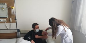 Özalp'ta sağlık çalışanlarına CoronoVac aşısı uygulanmaya başlandı