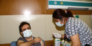 Erciş'te sağlık çalışanlarına CoronoVac aşısı uygulanmaya başlandı