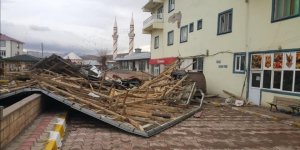 Erzincan Otlukbeli'de 20'e yakın evin çatısı fırtınadan zarar gördü
