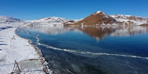 Yüzeyi buz tutan Balık Gölü ziyaretçilerini cezbediyor