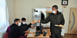 Muşlu muhtar öğrenciler için evinin bir odasını sınıfa dönüştürdü