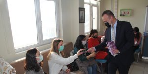 Ağrı Milli Eğitim Müdürü Tekin, öğretmenlere el kitabı dağıttı