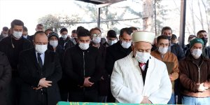 Elazığ'daki trafik kazasında ölen baba, anne ve kızının cenazeleri yan yana toprağa verildi