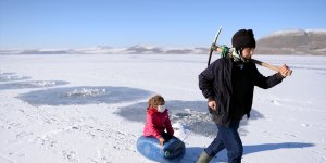 Buz tutan Çıldır Gölü'nde Eskimo usulü avcılık başladı