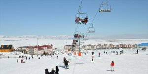 Turistler güneşli havanın keyfini Cıbıltepe'de kayak yaparak çıkardı