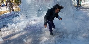 Erzincan'da bir akademisyen, çalışmasından kopan buz kütlesinden son anda kurtuldu