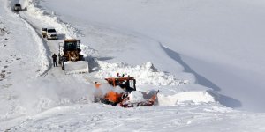 Van Büyükşehir Belediyesi karla mücadelede aman vermiyor