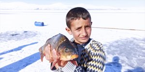 Bitlis'te yüzeyi buz kaplanan Nazik Gölü'nde balık avı