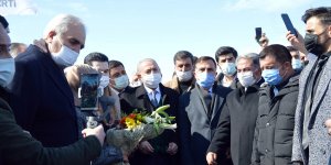AK Parti Ağrı İl Başkan adayı Özyolcu Ağrı'da çiçeklerle karşılandı