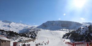 Kısıtlamadan muaf tutulan turistler Ergan Dağı Kayak Merkezi'nin keyfini çıkardı