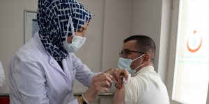 Erzurum Valisi Okay Memiş, Kovid-19 aşısı yaptırıp vatandaşları aşı olmaya davet etti