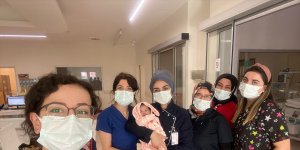 Afgan annesinin hastanede terk ettiği minik Ayçelen'e doktor ve hemşireler sahip çıktı