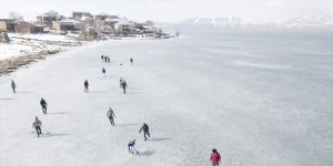Bitlisli gençler yüzeyi buz tutan Nazik Gölü'nde futbol oynadı