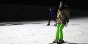 Ağrı'da pistleri aydınlatılan Küpkıran Kayak Merkezi geceleri de kayak keyfi sunuyor