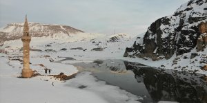 Ağrı'daki Yazıcı Barajı'nın buz tutan yüzeyinden yükselen eski köyün minaresi ilgi görüyor