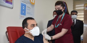 Kars Valisi ve Belediye Başkan Vekili Öksüz, Kovid-19 aşısının ilk dozunu yaptırdı: