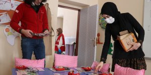 Türk Kızılay gönüllüleri köy okulundaki öğrenci masalarını hediyelerle donattı