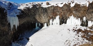 Ağrı'daki Murat Kanyonu'nda 10 metreyi bulan buz sarkıtları oluştu