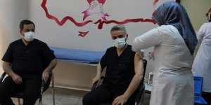 Malatya Valisi Baruş, Kovid-19 aşısının ilk dozunu yaptırdı