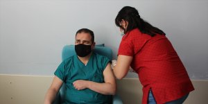 Hakkari Valisi Akbıyık Kovid-19 aşısının ilk dozunu yaptırdı