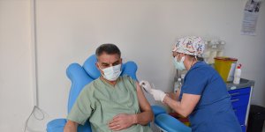 Tunceli Valisi Özkan Kovid-19 aşısının ilk dozunu yaptırıp vatandaşları aşı olmaya çağırdı: