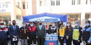 Hakkari Valisi Akbıyık, "112 Günü" kapsamında açılan standı ziyaret etti