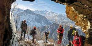 Hakkarili dağcı ve doğaseverler, Sümbül Dağı'ndaki mağaraya tırmandı
